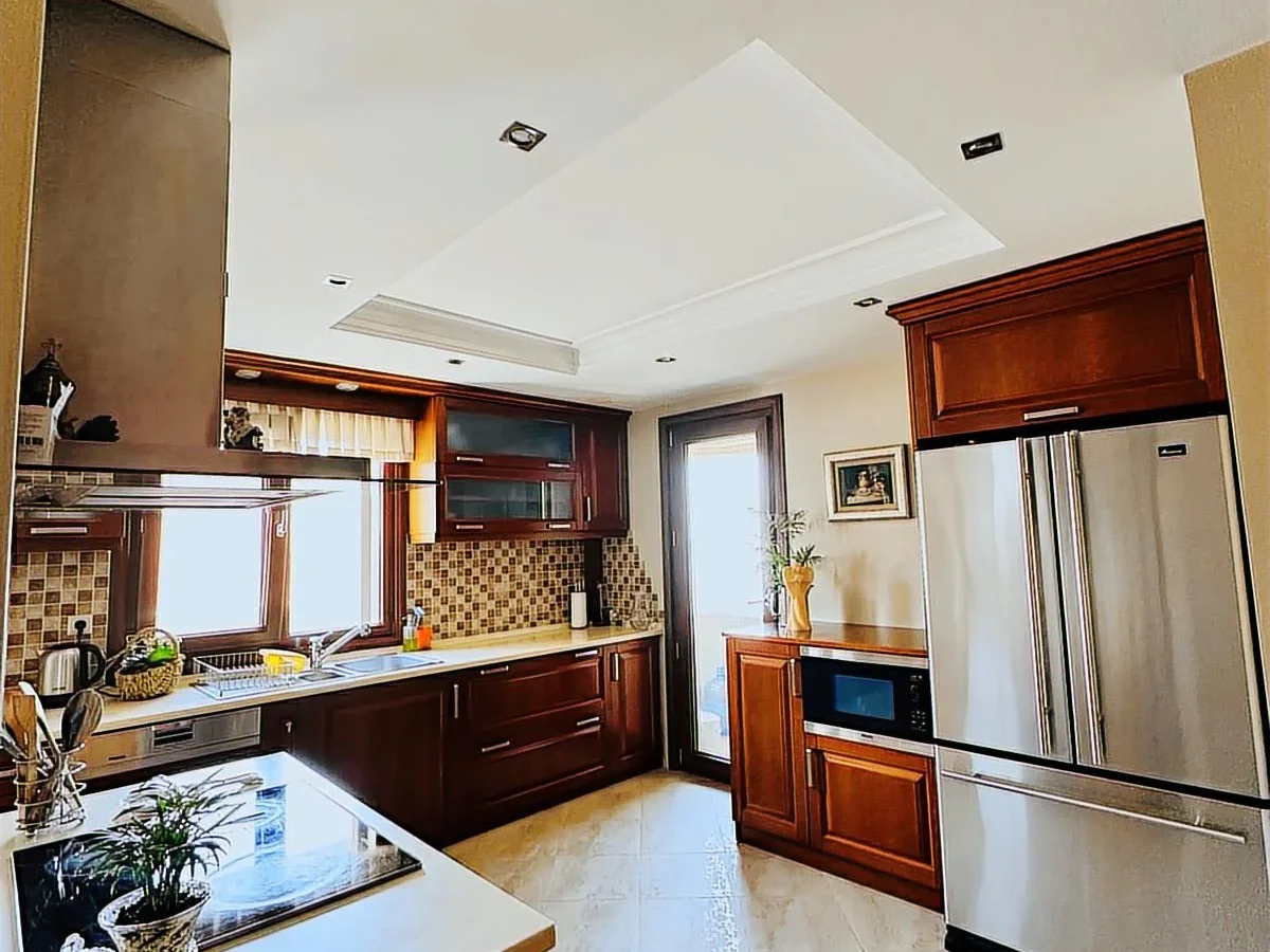 Suadiye Yalı Parselinde Deniz Manzaralı 300 M2 5+2 Dubleks
