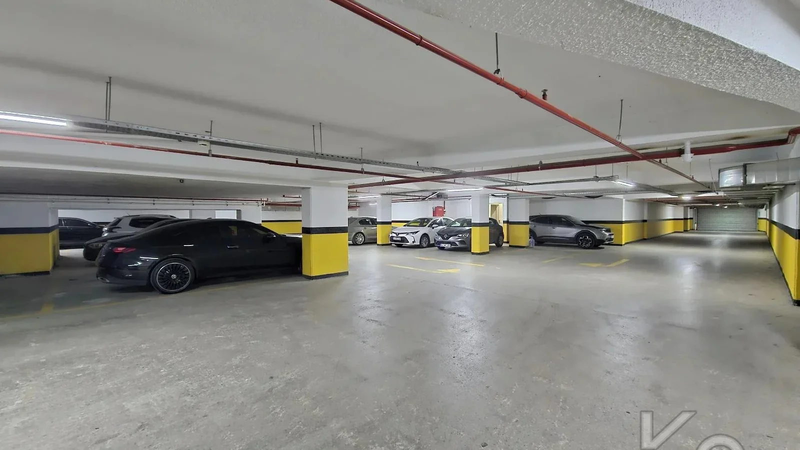 Laci̇vertcadde Suadi̇ye Ayşekadin Metro Yakini 3+1 Havuzlu 130m²