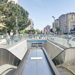 Laci̇vertcadde Suadi̇ye Ayşekadin Metro Yakini 3+1 Havuzlu 130m²