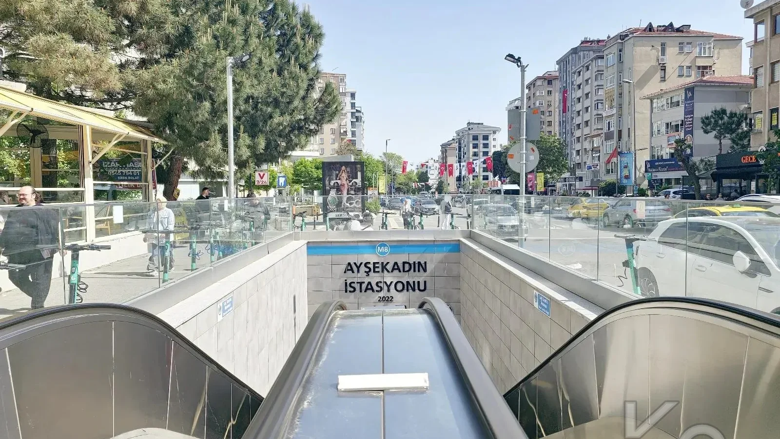 Laci̇vertcadde Suadi̇ye Ayşekadin Metro Yakini 3+1 Havuzlu 130m²