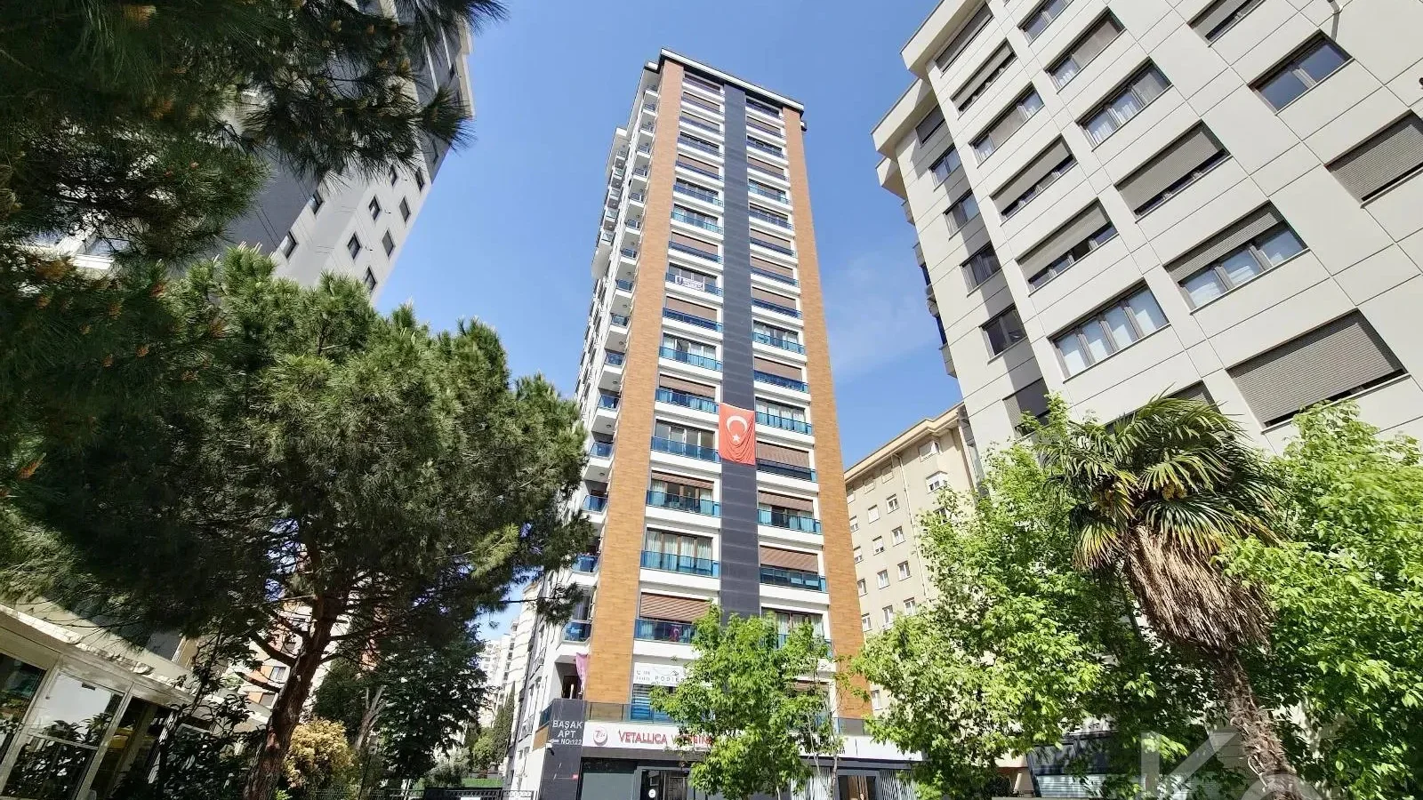 Laci̇vertcadde Suadi̇ye Ayşekadin Metro Yakini 3+1 Havuzlu 130m²