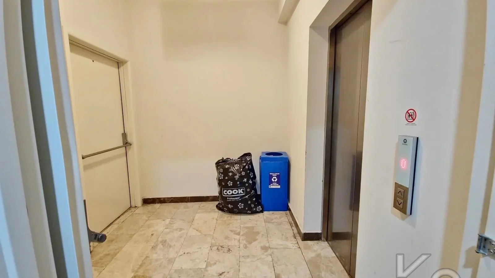 Laci̇vertcadde Suadi̇ye Ayşekadin Metro Yakini 3+1 Havuzlu 130m²