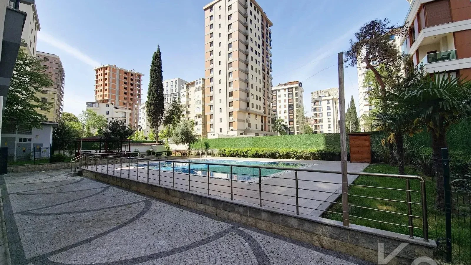 Laci̇vertcadde Suadi̇ye Ayşekadin Metro Yakini 3+1 Havuzlu 130m²