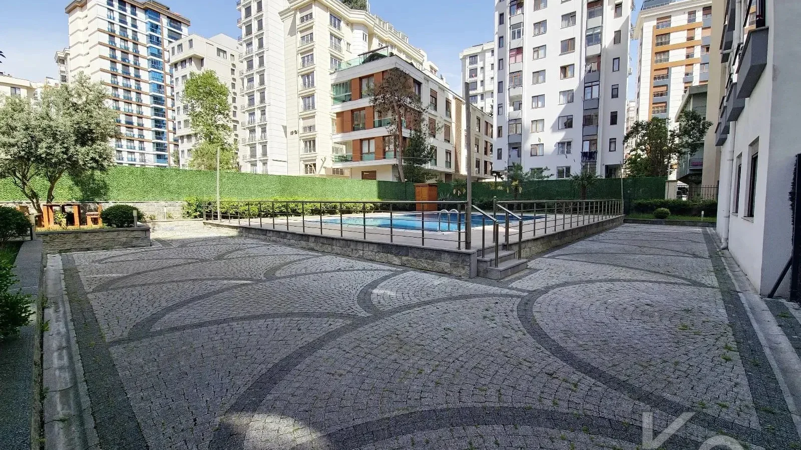 Laci̇vertcadde Suadi̇ye Ayşekadin Metro Yakini 3+1 Havuzlu 130m²