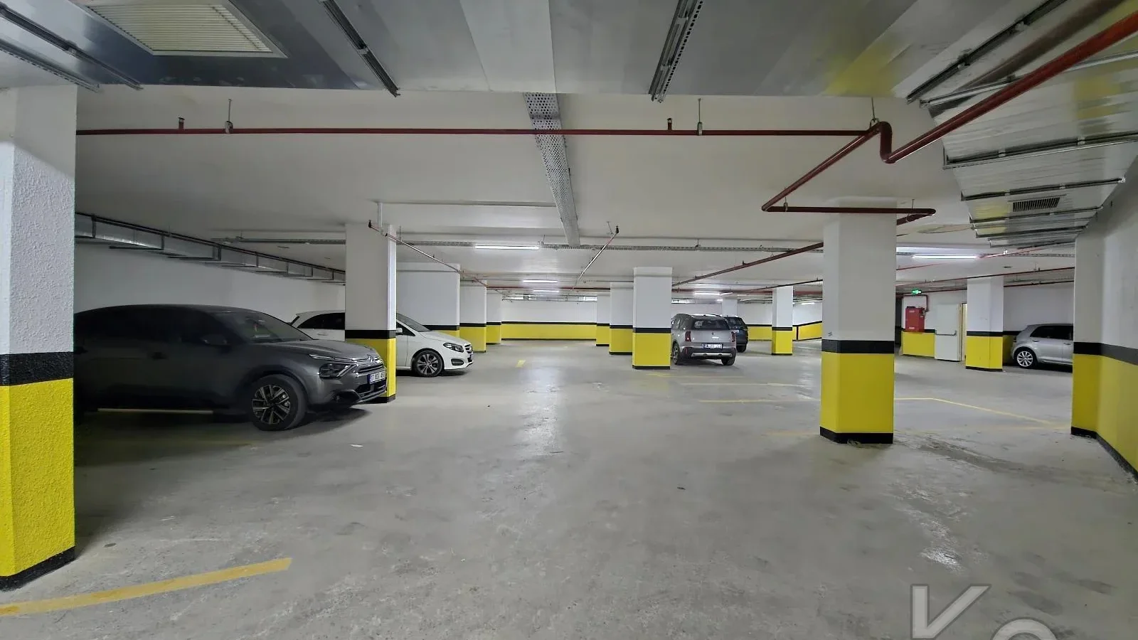 Laci̇vertcadde Suadi̇ye Ayşekadin Metro Yakini 3+1 Havuzlu 130m²