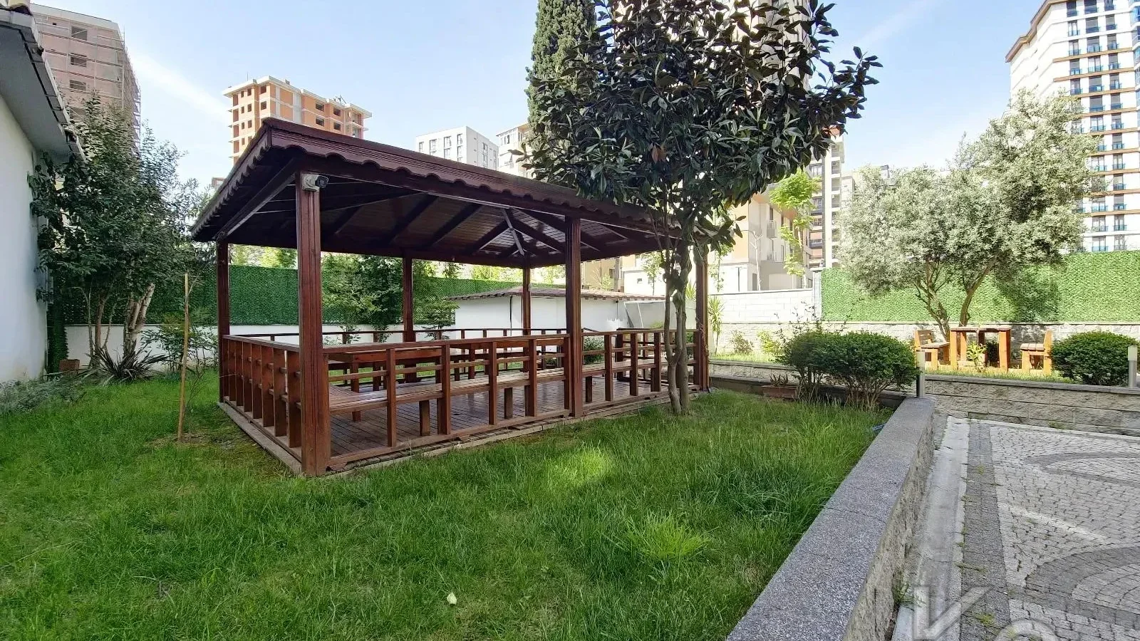 Laci̇vertcadde Suadi̇ye Ayşekadin Metro Yakini 3+1 Havuzlu 130m²
