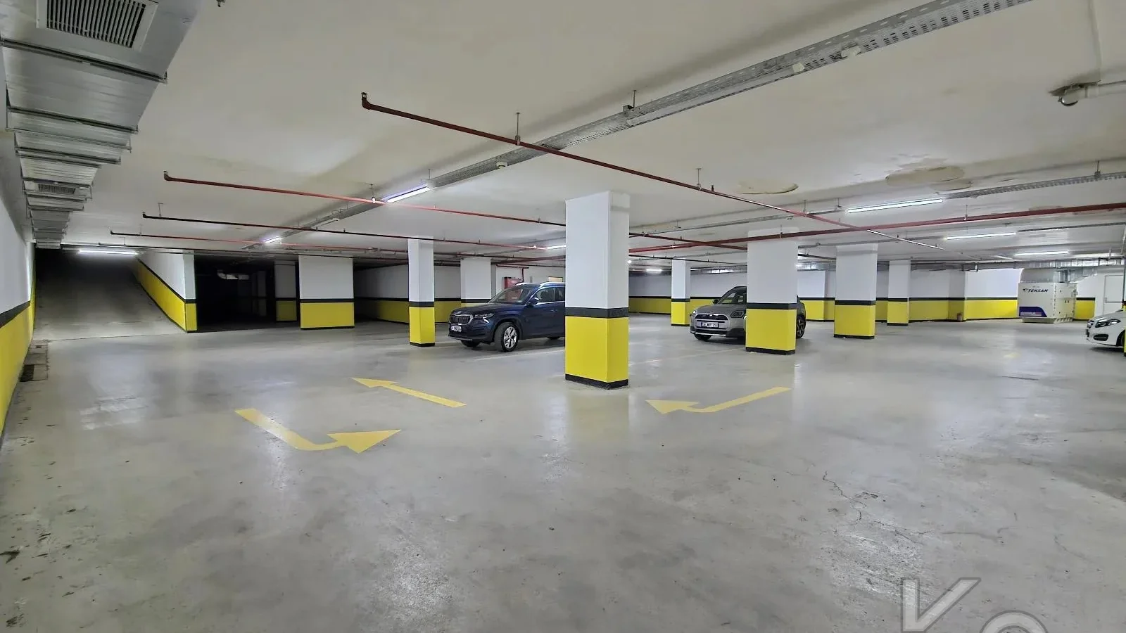 Laci̇vertcadde Suadi̇ye Ayşekadin Metro Yakini 3+1 Havuzlu 130m²