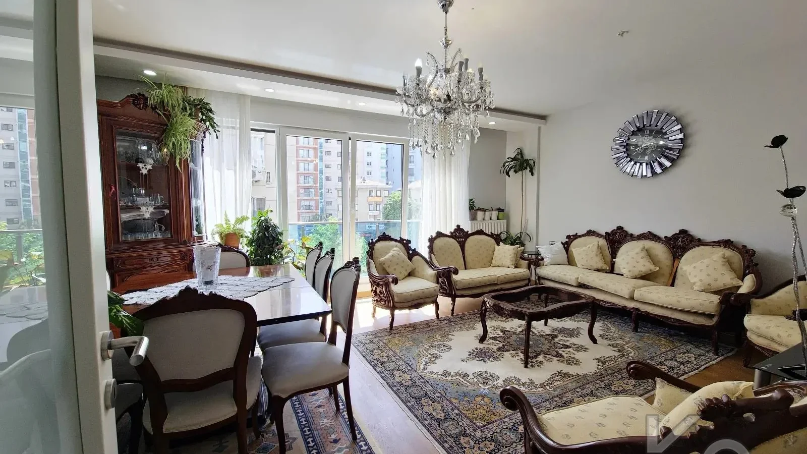 Laci̇vertcadde Suadi̇ye Ayşekadin Metro Yakini 3+1 Havuzlu 130m²