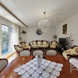 Laci̇vertcadde Suadi̇ye Ayşekadin Metro Yakini 3+1 Havuzlu 130m²