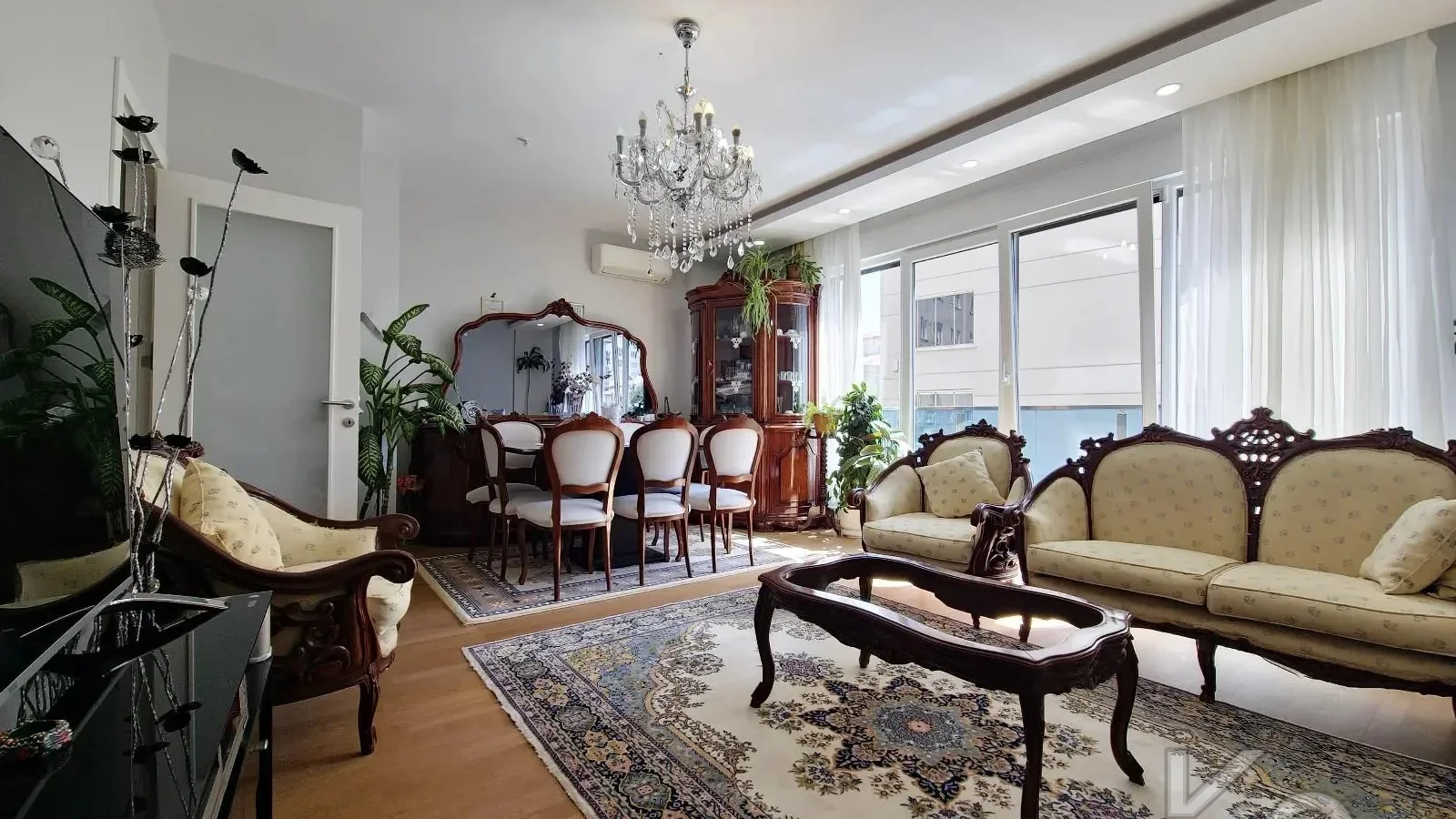 Laci̇vertcadde Suadi̇ye Ayşekadin Metro Yakini 3+1 Havuzlu 130m²