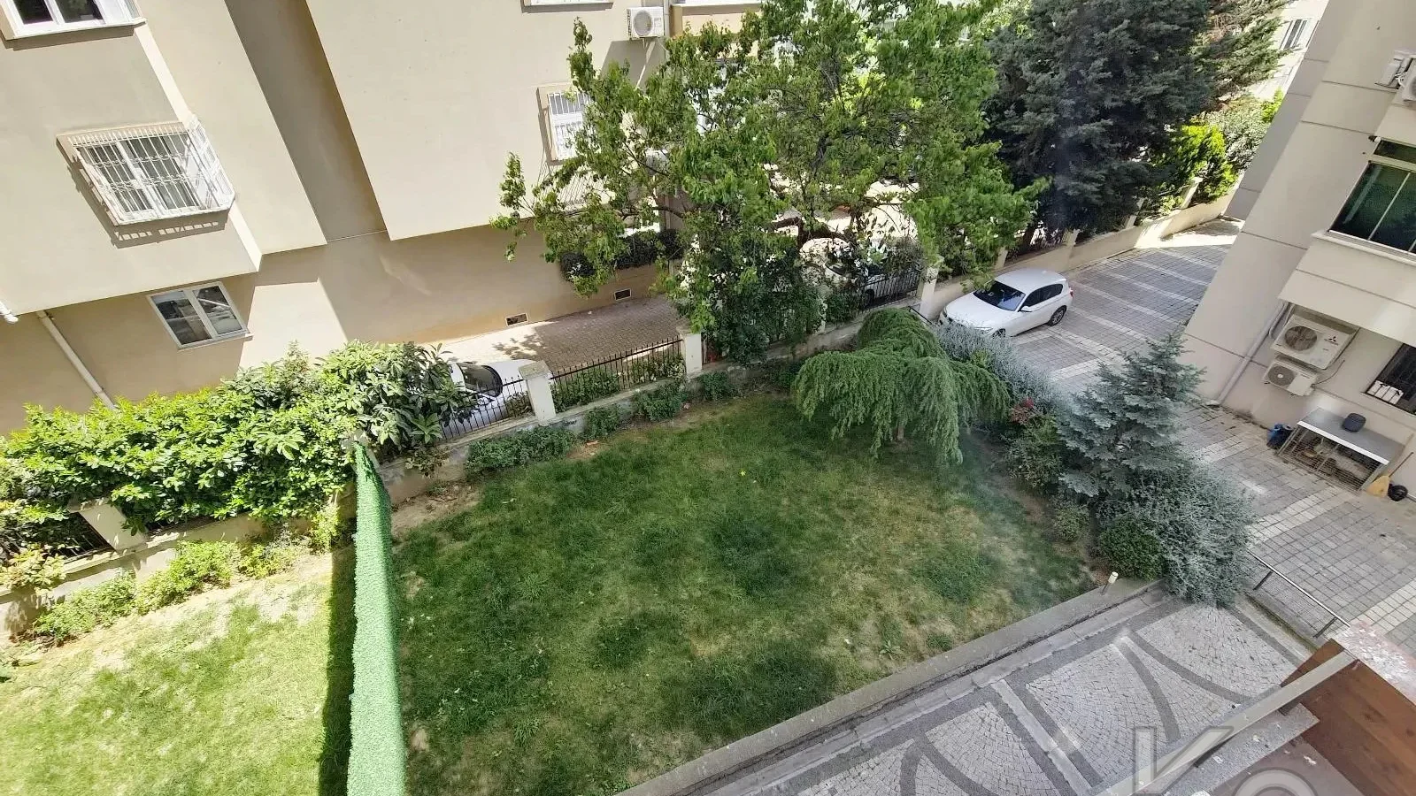 Laci̇vertcadde Suadi̇ye Ayşekadin Metro Yakini 3+1 Havuzlu 130m²