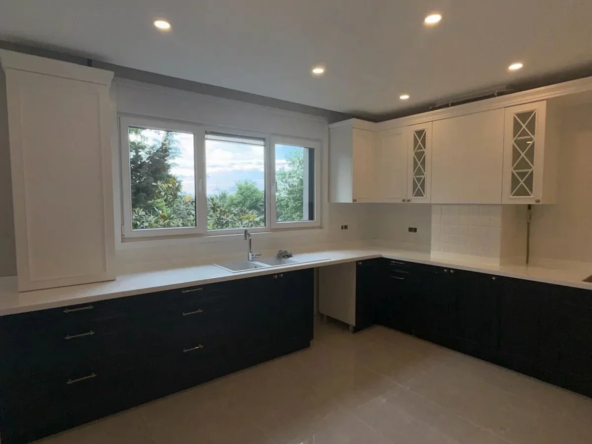 Lacivert Cadde Suadiye Yalı Parseli Deniz Ve Doğa İle İçiçe Sıfır 190m² Net 4+1