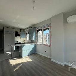 Laci̇vert Cadde Kozyataği Yatirimlik/oturumluk Firsat 52m²net 1+1