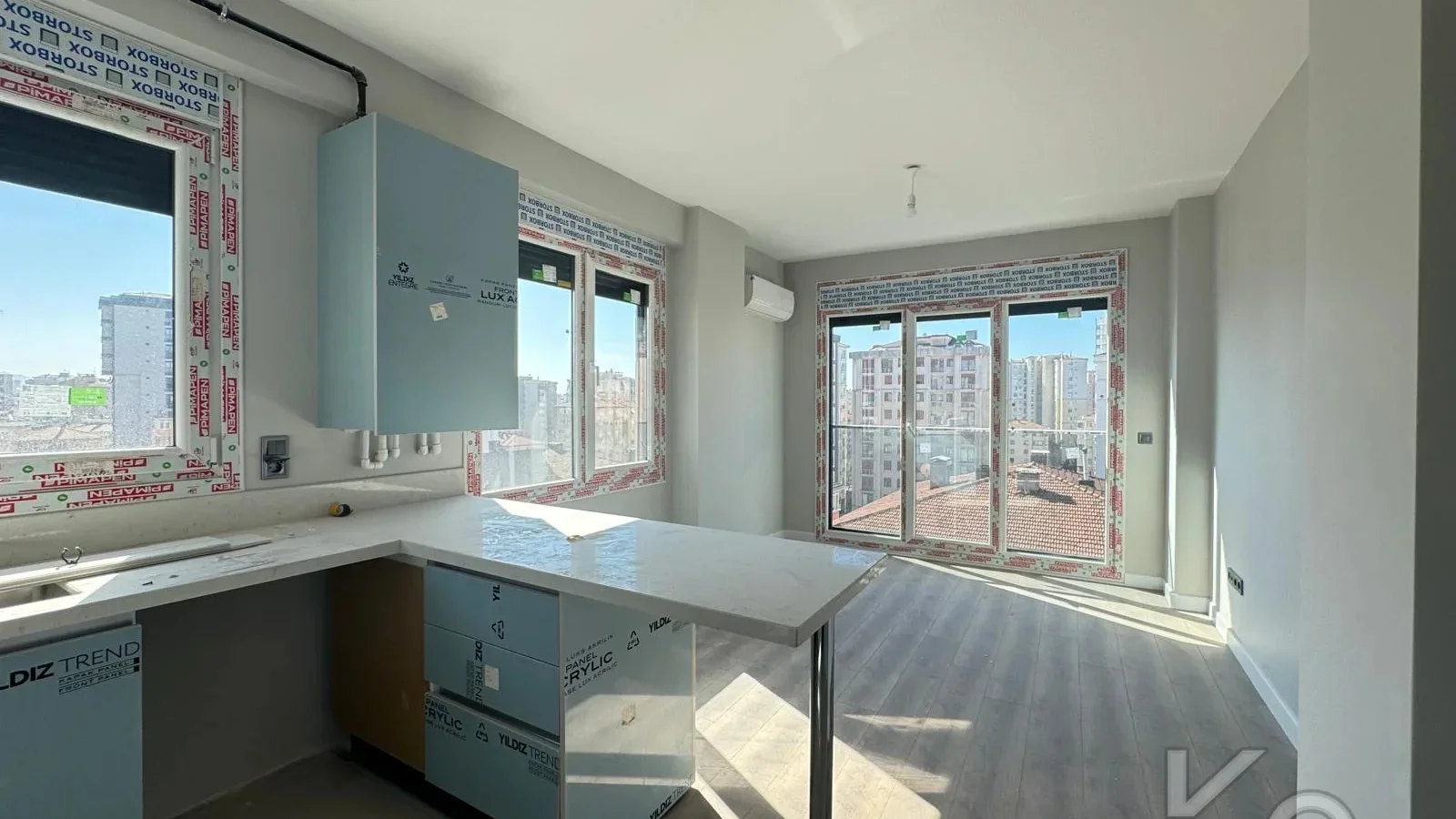 Laci̇vert Cadde Kozyataği Yatirimlik/oturumluk Firsat 52m²net 1+1