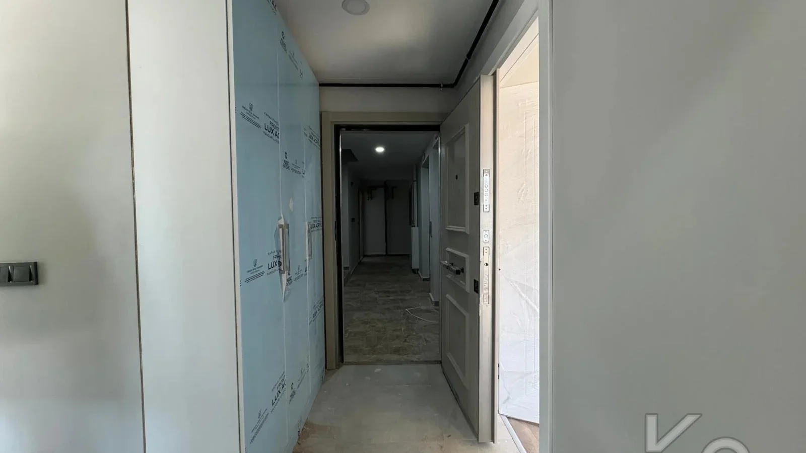 Laci̇vert Cadde Kozyataği Yatirimlik/oturumluk Firsat 52m²net 1+1