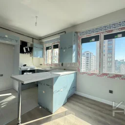 Laci̇vert Cadde Kozyataği Yatirimlik/oturumluk Firsat 52m²net 1+1
