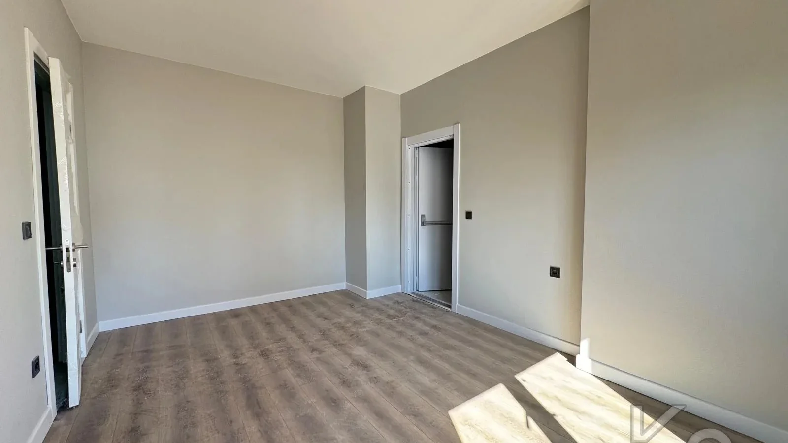 Laci̇vert Cadde Kozyataği Yatirimlik/oturumluk Firsat 52m²net 1+1