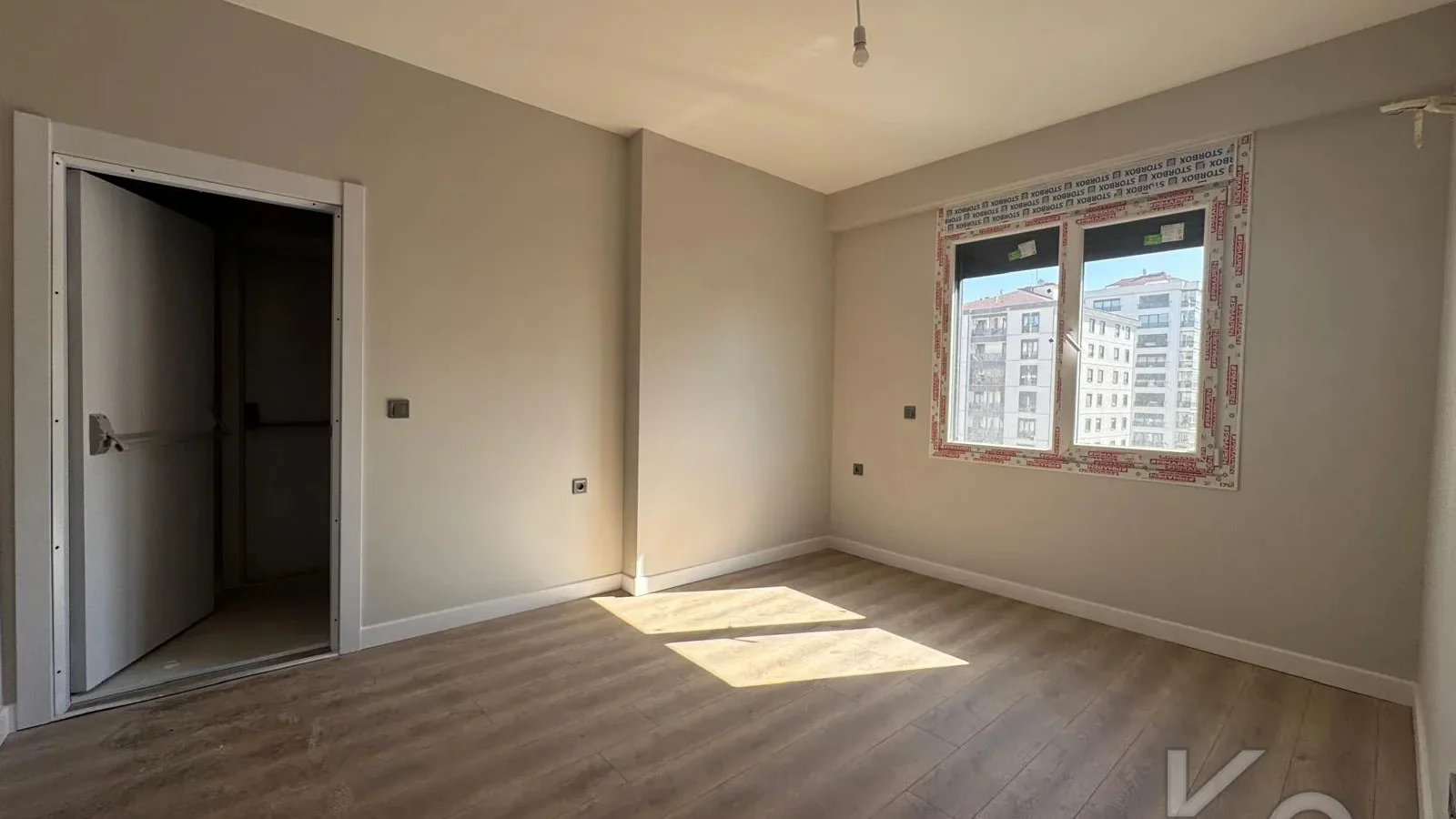 Laci̇vert Cadde Kozyataği Yatirimlik/oturumluk Firsat 52m²net 1+1