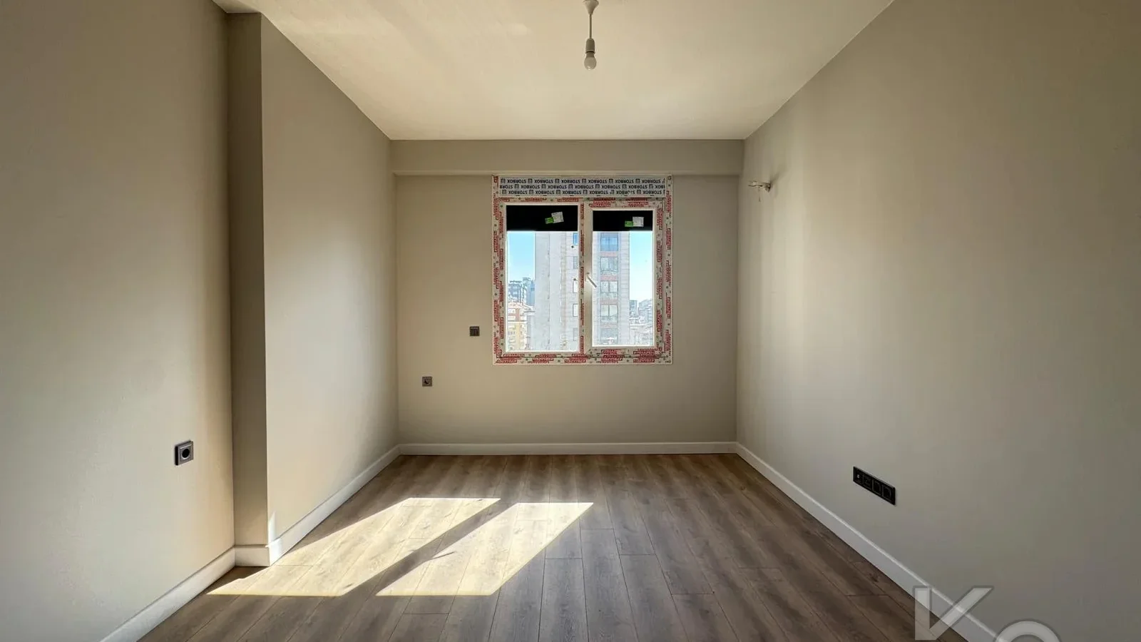 Laci̇vert Cadde Kozyataği Yatirimlik/oturumluk Firsat 52m²net 1+1