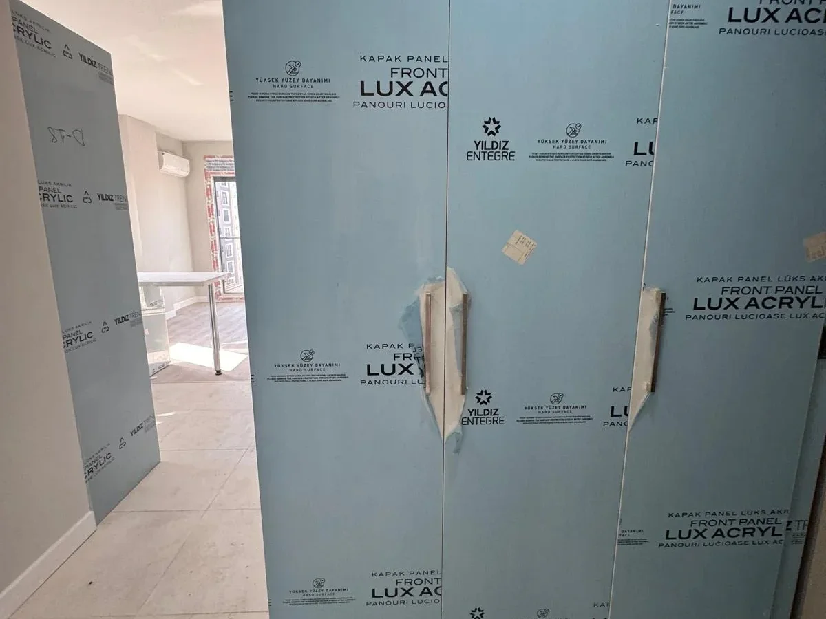 Laci̇vert Cadde Kozyataği Yatirimlik/oturumluk Firsat 52m²net 1+1