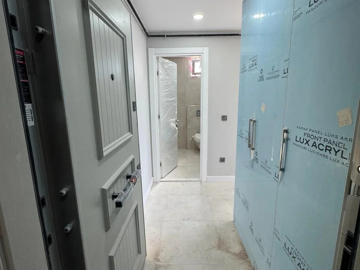 Laci̇vert Cadde Kozyataği Yatirimlik/oturumluk Firsat 52m²net 1+1