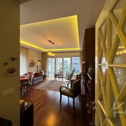 Laci̇vertcadde Taş Mektep'de 7/24 Güvenli̇kli̇ Havuzlu 70m² Net 2+1