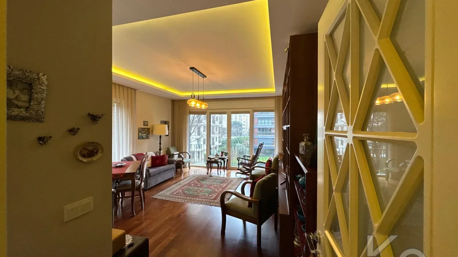 Laci̇vertcadde Taş Mektep'de 7/24 Güvenli̇kli̇ Havuzlu 70m² Net 2+1
