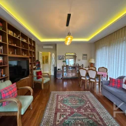 Laci̇vertcadde Taş Mektep'de 7/24 Güvenli̇kli̇ Havuzlu 70m² Net 2+1