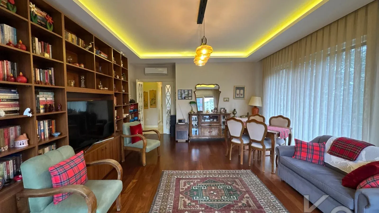 Laci̇vertcadde Taş Mektep'de 7/24 Güvenli̇kli̇ Havuzlu 70m² Net 2+1