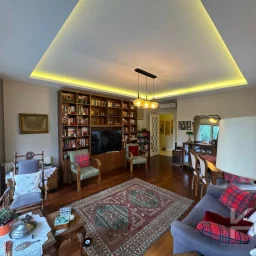 Laci̇vertcadde Taş Mektep'de 7/24 Güvenli̇kli̇ Havuzlu 70m² Net 2+1