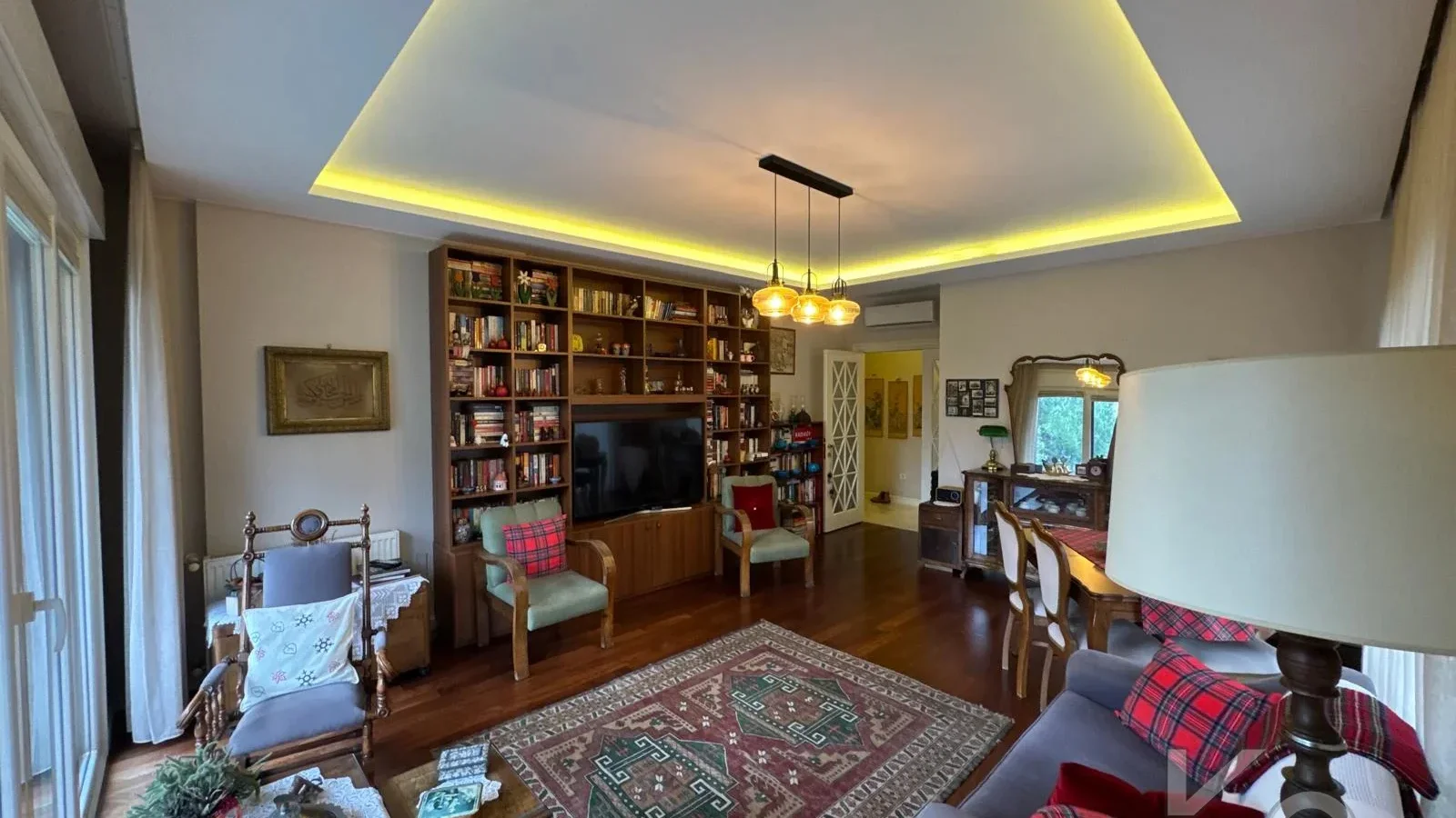 Laci̇vertcadde Taş Mektep'de 7/24 Güvenli̇kli̇ Havuzlu 70m² Net 2+1
