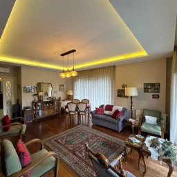 Laci̇vertcadde Taş Mektep'de 7/24 Güvenli̇kli̇ Havuzlu 70m² Net 2+1