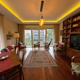 Laci̇vertcadde Taş Mektep'de 7/24 Güvenli̇kli̇ Havuzlu 70m² Net 2+1