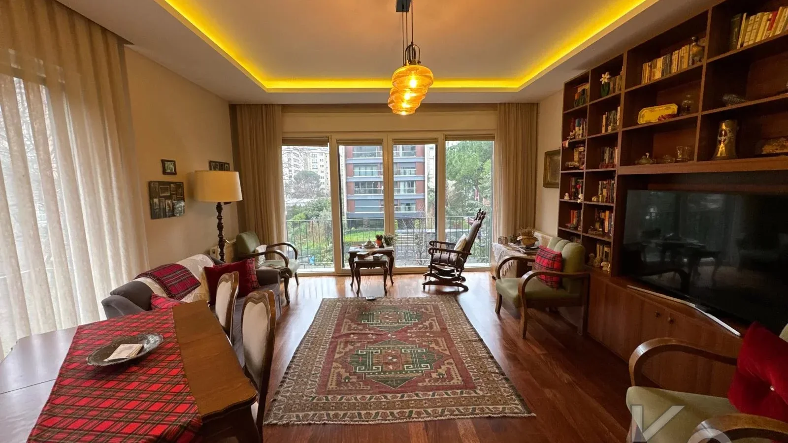Laci̇vertcadde Taş Mektep'de 7/24 Güvenli̇kli̇ Havuzlu 70m² Net 2+1