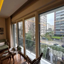 Laci̇vertcadde Taş Mektep'de 7/24 Güvenli̇kli̇ Havuzlu 70m² Net 2+1