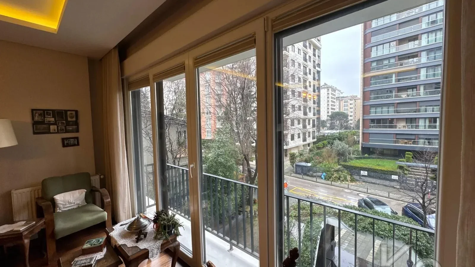 Laci̇vertcadde Taş Mektep'de 7/24 Güvenli̇kli̇ Havuzlu 70m² Net 2+1