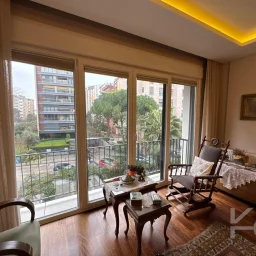 Laci̇vertcadde Taş Mektep'de 7/24 Güvenli̇kli̇ Havuzlu 70m² Net 2+1