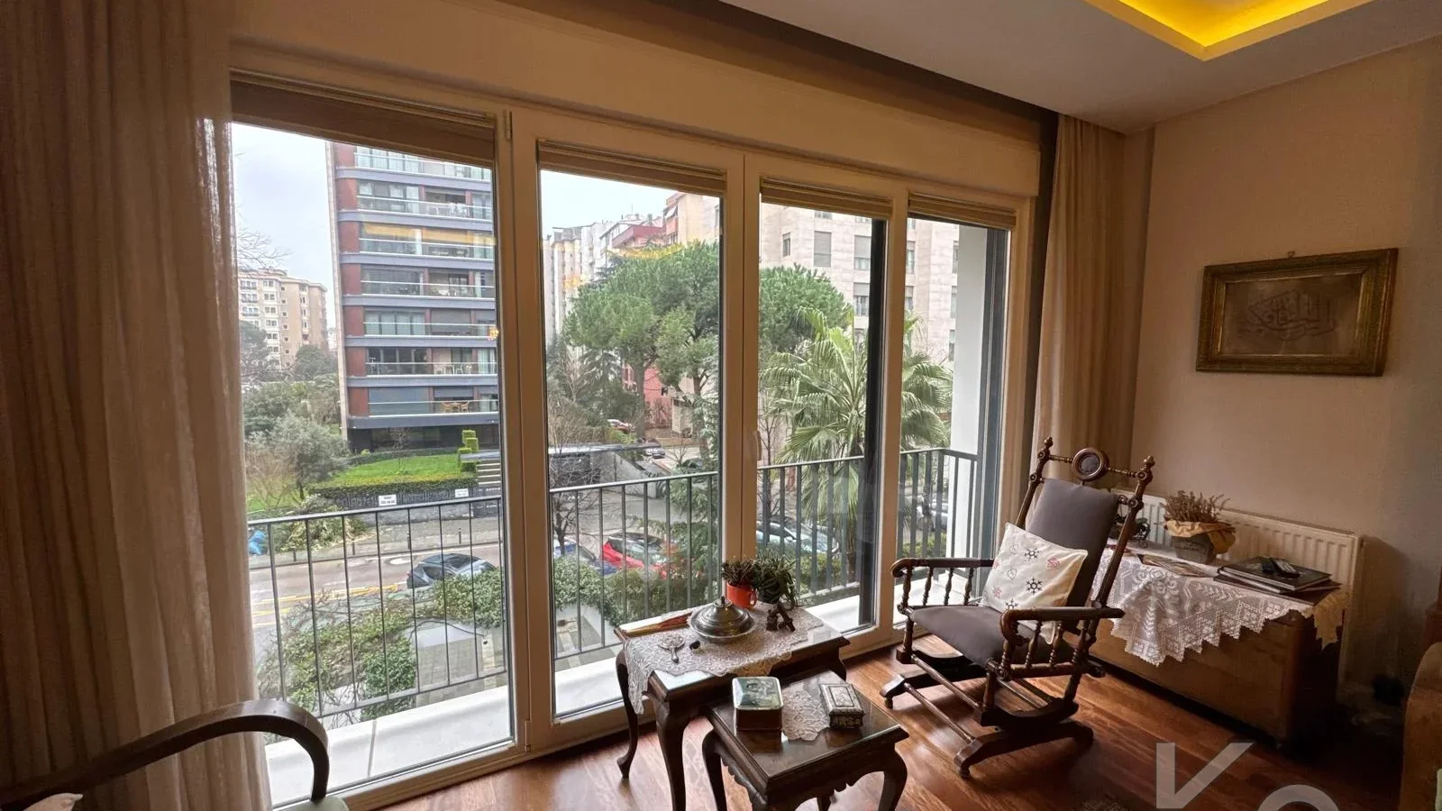 Laci̇vertcadde Taş Mektep'de 7/24 Güvenli̇kli̇ Havuzlu 70m² Net 2+1