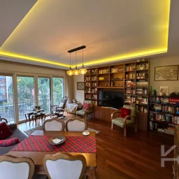 Laci̇vertcadde Taş Mektep'de 7/24 Güvenli̇kli̇ Havuzlu 70m² Net 2+1