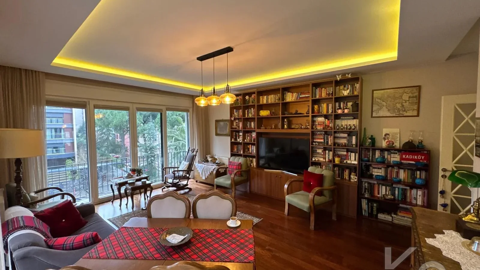 Laci̇vertcadde Taş Mektep'de 7/24 Güvenli̇kli̇ Havuzlu 70m² Net 2+1