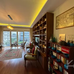 Laci̇vertcadde Taş Mektep'de 7/24 Güvenli̇kli̇ Havuzlu 70m² Net 2+1