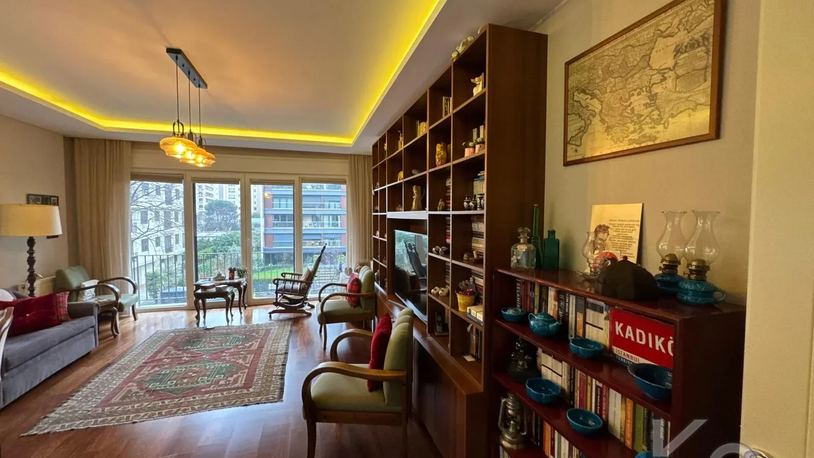 Laci̇vertcadde Taş Mektep'de 7/24 Güvenli̇kli̇ Havuzlu 70m² Net 2+1