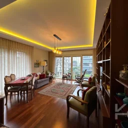 Laci̇vertcadde Taş Mektep'de 7/24 Güvenli̇kli̇ Havuzlu 70m² Net 2+1