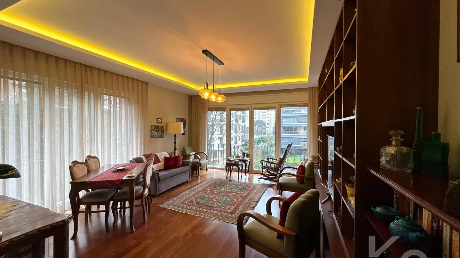 Laci̇vertcadde Taş Mektep'de 7/24 Güvenli̇kli̇ Havuzlu 70m² Net 2+1