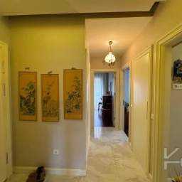 Laci̇vertcadde Taş Mektep'de 7/24 Güvenli̇kli̇ Havuzlu 70m² Net 2+1