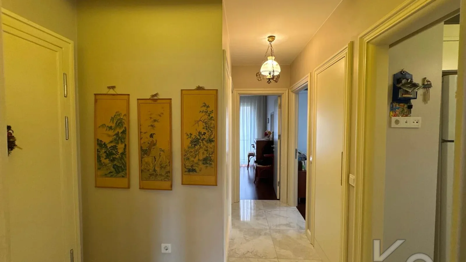 Laci̇vertcadde Taş Mektep'de 7/24 Güvenli̇kli̇ Havuzlu 70m² Net 2+1