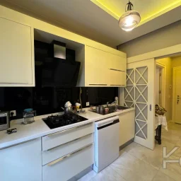 Laci̇vertcadde Taş Mektep'de 7/24 Güvenli̇kli̇ Havuzlu 70m² Net 2+1