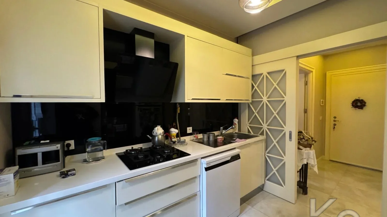 Laci̇vertcadde Taş Mektep'de 7/24 Güvenli̇kli̇ Havuzlu 70m² Net 2+1