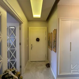 Laci̇vertcadde Taş Mektep'de 7/24 Güvenli̇kli̇ Havuzlu 70m² Net 2+1