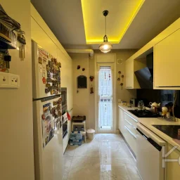 Laci̇vertcadde Taş Mektep'de 7/24 Güvenli̇kli̇ Havuzlu 70m² Net 2+1